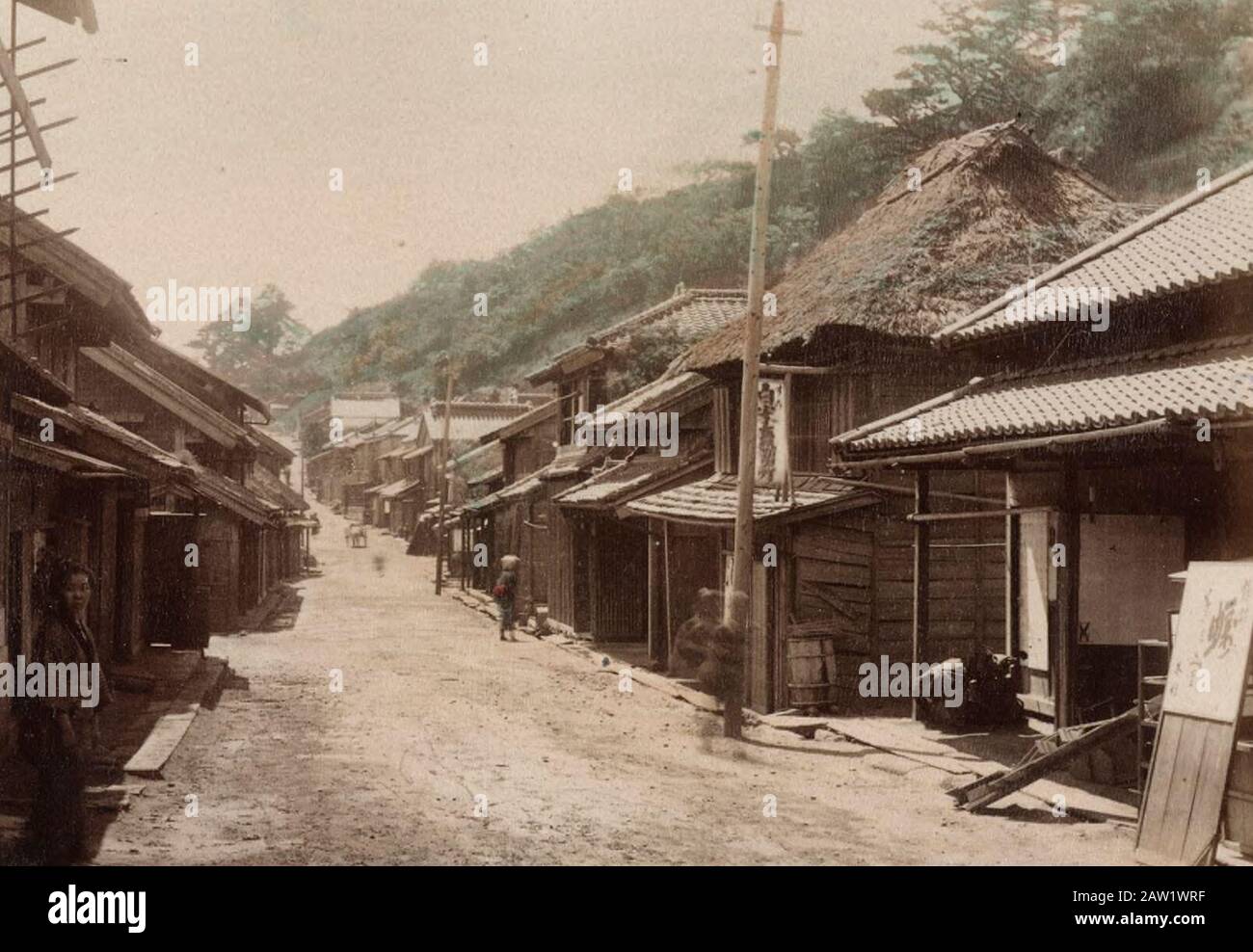 Die Tokaido-Straße durch Kanagwa, ca. 1890 - Kanagwa ist die ursprüngliche Siedlung, von der die heutige Stadt Yokohama das Wachstum ist. Die Tokaido-Straße erstreckt sich von Tokio bis Kyoto, etwa 330 Meilen Stockfoto