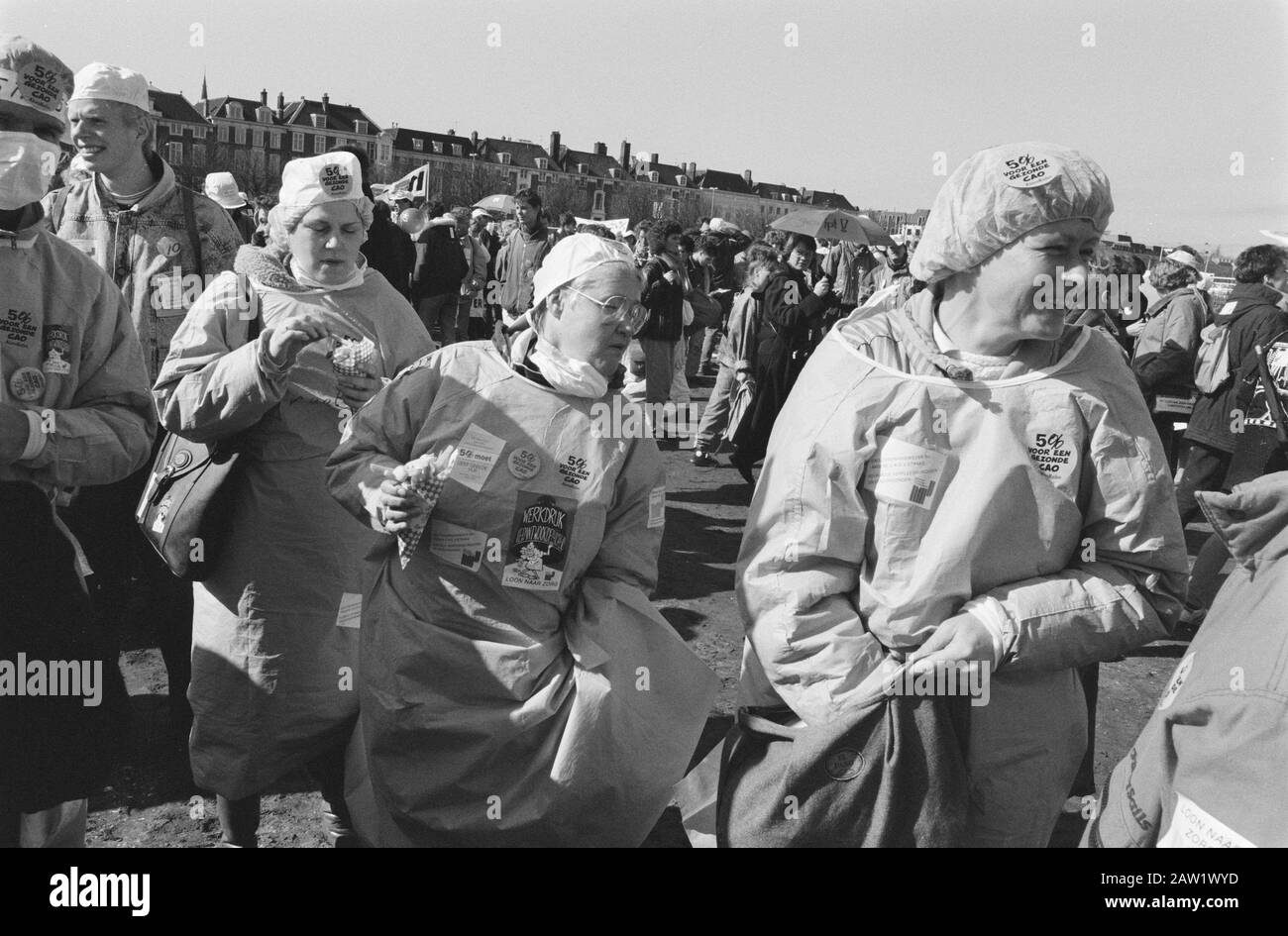 Aktionstag Krankenschwestern für höhere Löhne organisiert von VVIO (Krankenschwestern und Pfleger in Rebellion) Ältere Demonstranten Malieveld Haag Datum: 15. März 1989 Ort: Den Haag, Südholland Schlüsselwörter: Demonstrationen, Krankenschwestern Stockfoto