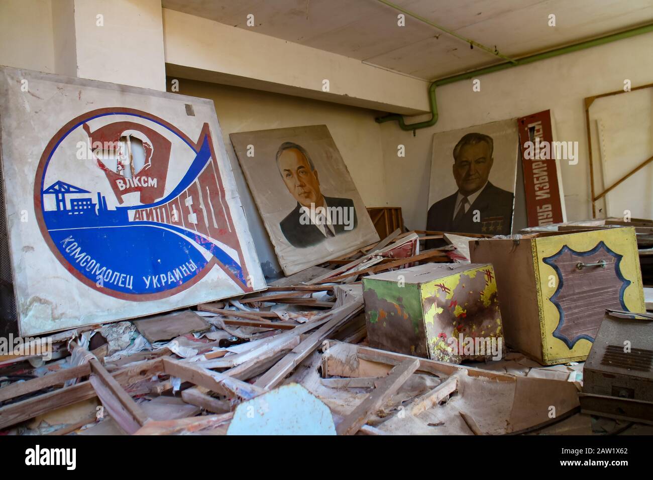 Pripyat, Ukraine - 21. Oktober 2019: Das "Rote Zimmer", ein Raum voller alter sowjetischen Propaganda, im verlassenen Kulturpalast in Pripyat, Ukraine. Stockfoto