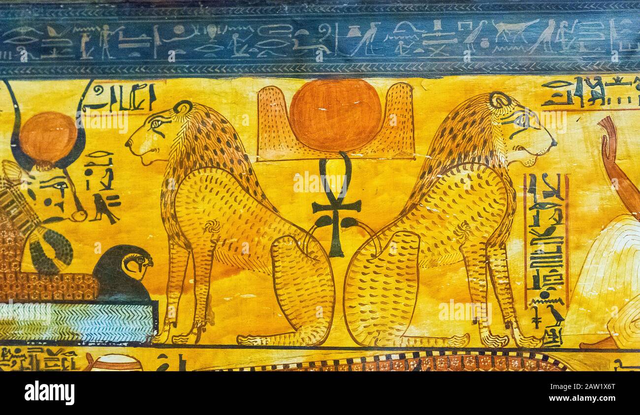 Ägypten, Kairo, Ägyptisches Museum, aus dem Grab von Sennedjem, Deir el Medina: Detail des Sarkophags von Khonsu, die 2 Löwen genannt Routy. Stockfoto