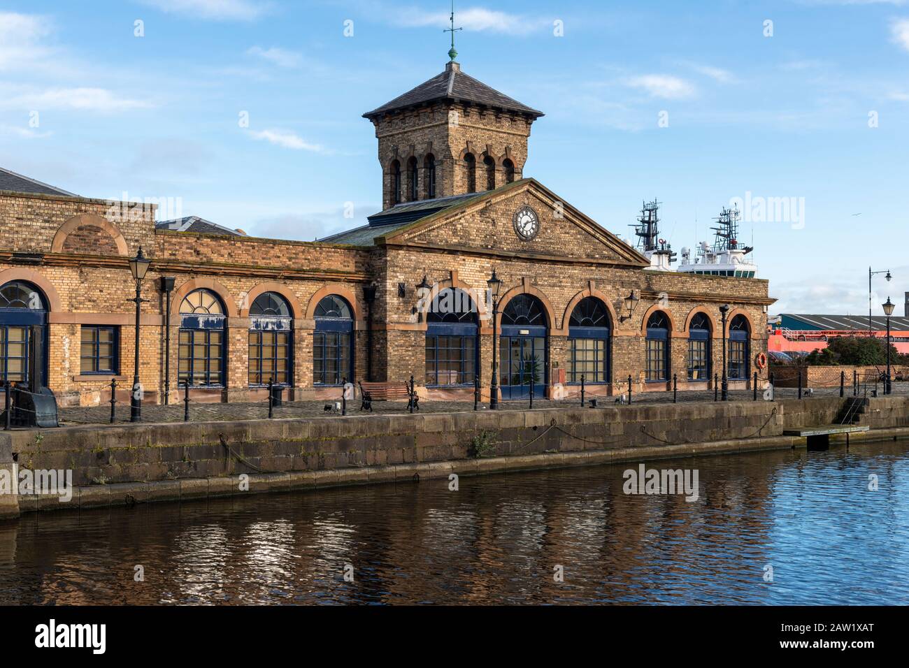 Forth Ports Building on Albert Dock Basin in Port of Leith, Edinburgh, Schottland, Großbritannien Stockfoto