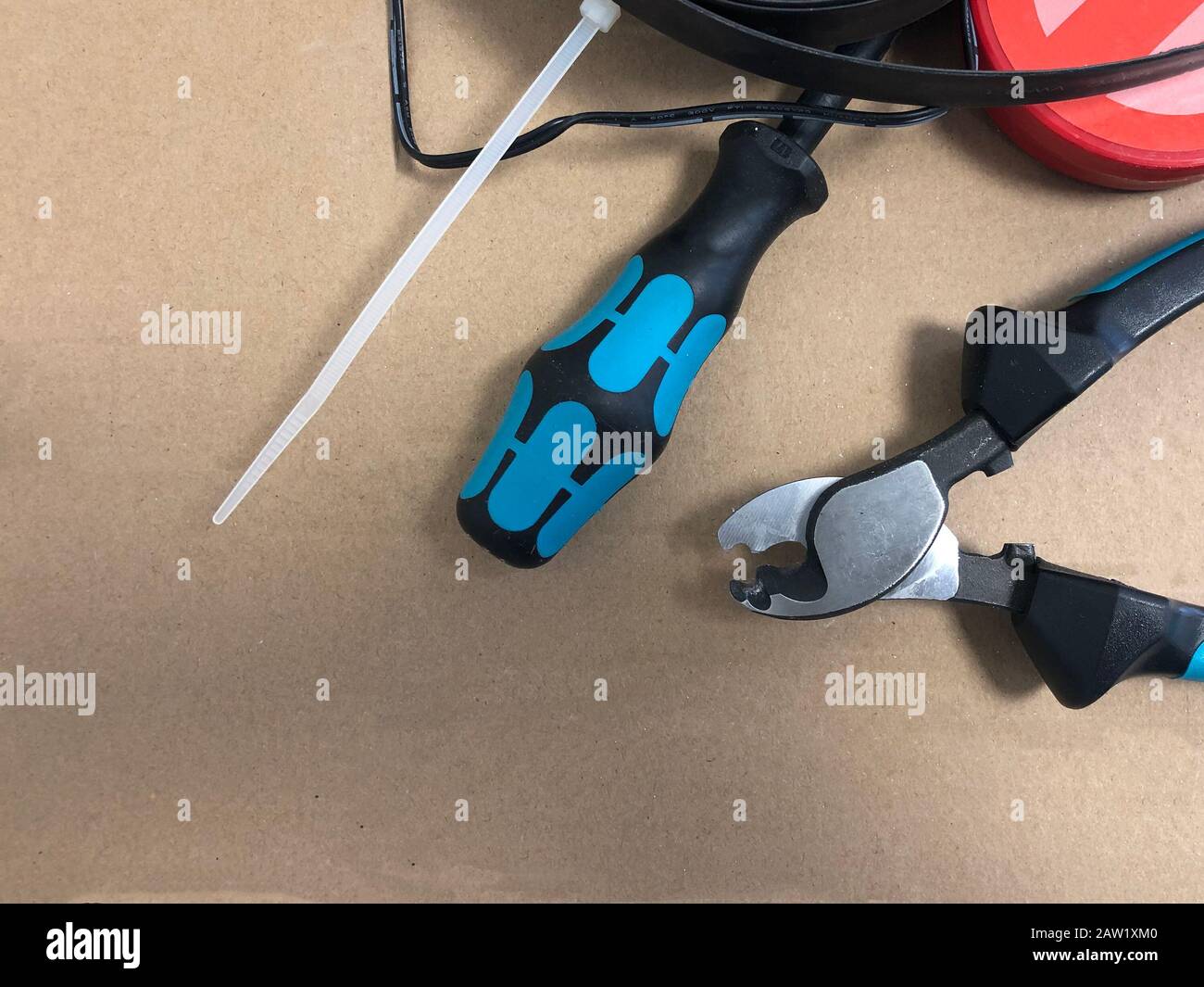 Schneidezangenschrauber und andere Verdrahtungswerkzeuge Kopierraum aus Pappe. Stockfoto