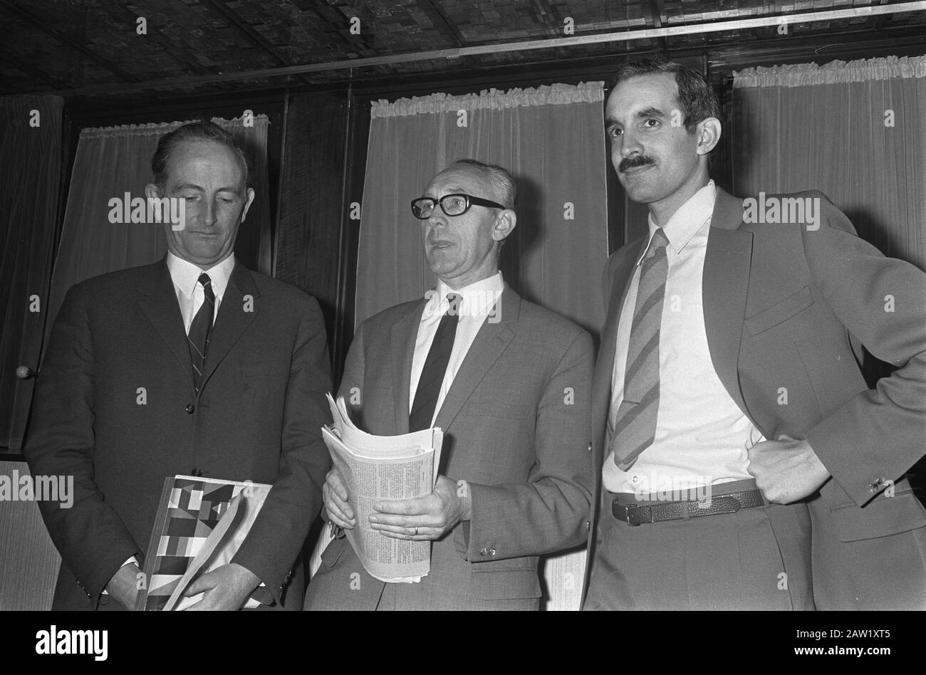 Sprechen Sie Linke Parteien in Amerika - Hotel in den drei Parteipräsidenten v.l.n.r Wiebenga (PSP), Tans (PvdA) und Jurgens (PPR) Datum: 10. Januar 1969 Schlüsselwörter: Hotels, PARTYS Name der Person: Jurgens, Tans, Sjeng Institution Name: PSP Stockfoto