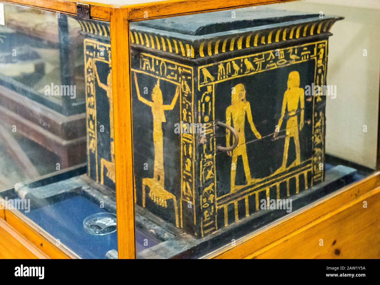 Ägypten, Kairo, Ägyptisches Museum, aus dem Grab von MaiherPRI, Tal der Könige, Luxor: Kanopenkiste von MaiherPRI, auf Schlitten. Stockfoto