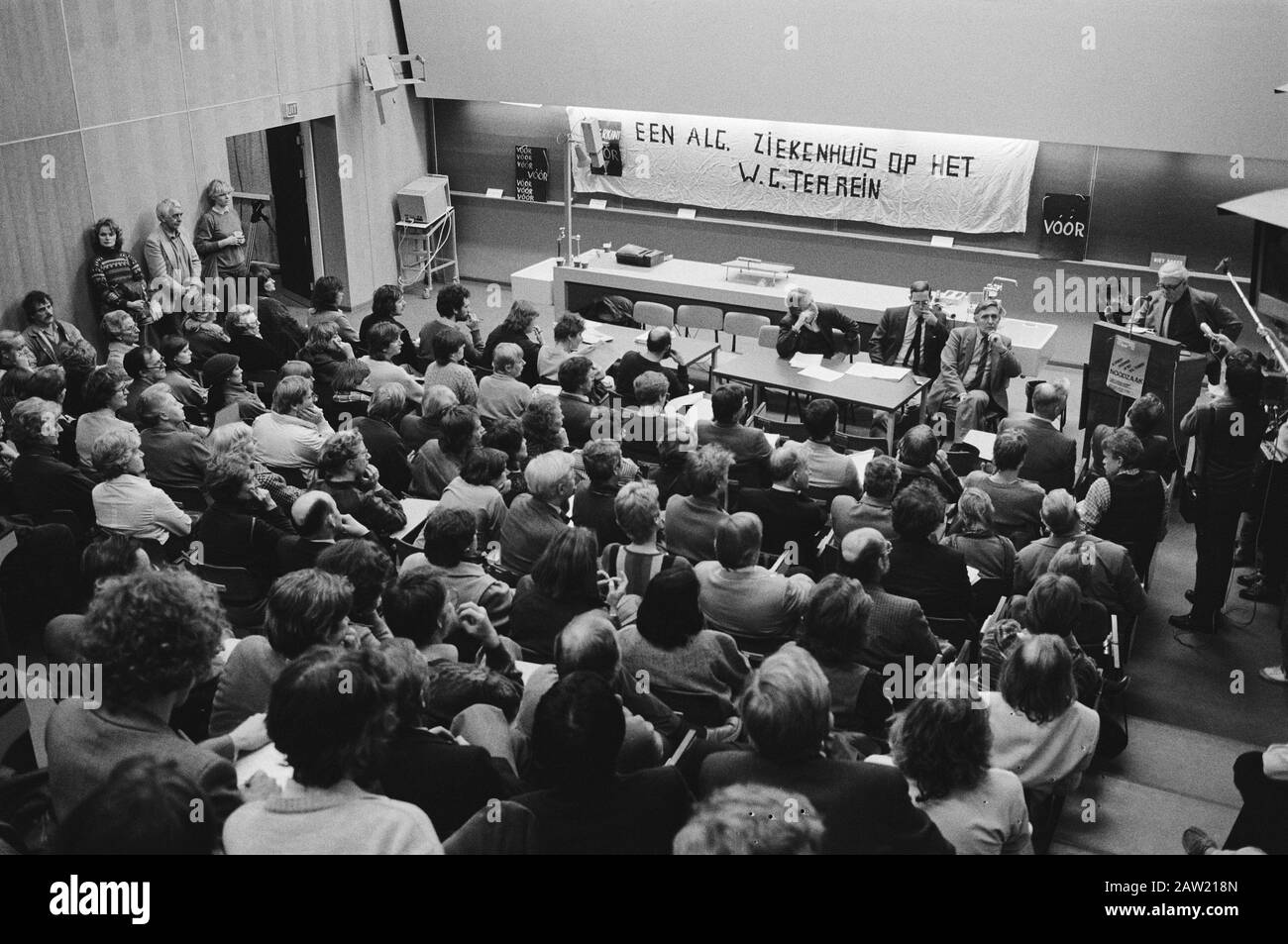 Protestversammlung zur Erhaltung des Krankenhauses und der ersten Herzhilfe auf dem Gelände des Krankenhauses Wilhelmina Überblick über die Kundgebung Datum: 4. Januar 1983 Standort: Amsterdam, Noord-Holland Schlüsselwörter: Demonstrationen, Reorganisationen, Krankenhäuser Stockfoto