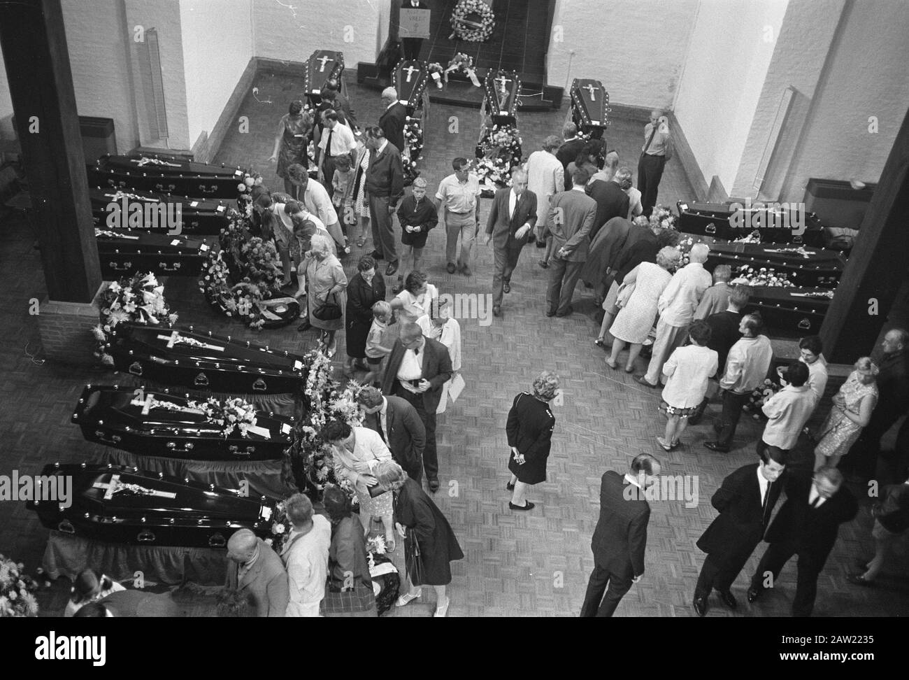 Die Opfer des Buscrashs in Dinant, Belgien, sind in der Aula des Allgemeinen Friedhofs Eindhoven Überblick Datum: 17. Juli 1969 Ort: Eindhoven, Noord-Braant Schlüsselwörter: Friedhöfe, Opfer Stockfoto