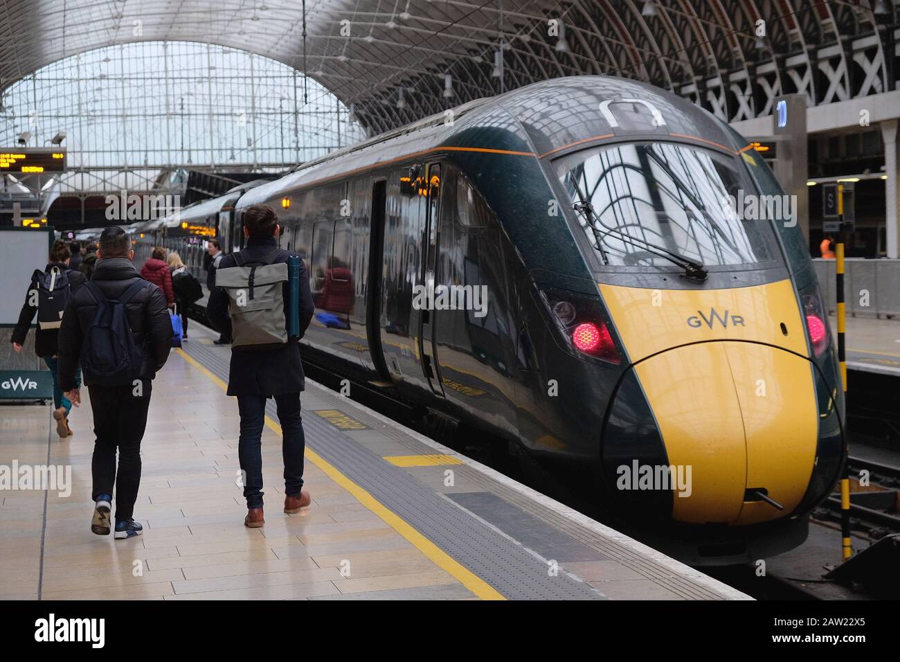 Passagiere, die sich an Bord des Zugs Der Great Western Railways am Paddington Station London vorbereiten Stockfoto