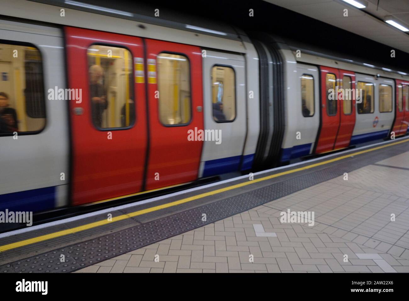 U-Bahn-Zug mit Abfahrt zum U-Bahnhof London Stockfoto