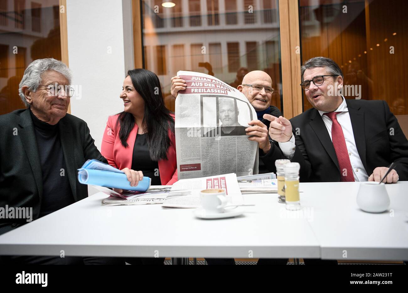 Berlin, Deutschland. Februar 2020. Der ehemalige Bundesminister, Sevim Dagdelen (die Linke), der Abgeordnete Günter Wallraff, Journalist Sigmar Gabriel, der ehemalige Bundesminister, legte einen Appell zur Freilassung von Wikileaks-Gründer Julian Assange vor. Credit: Britta Pedersen / dpa-Zentralbild / dpa / Alamy Live News Stockfoto