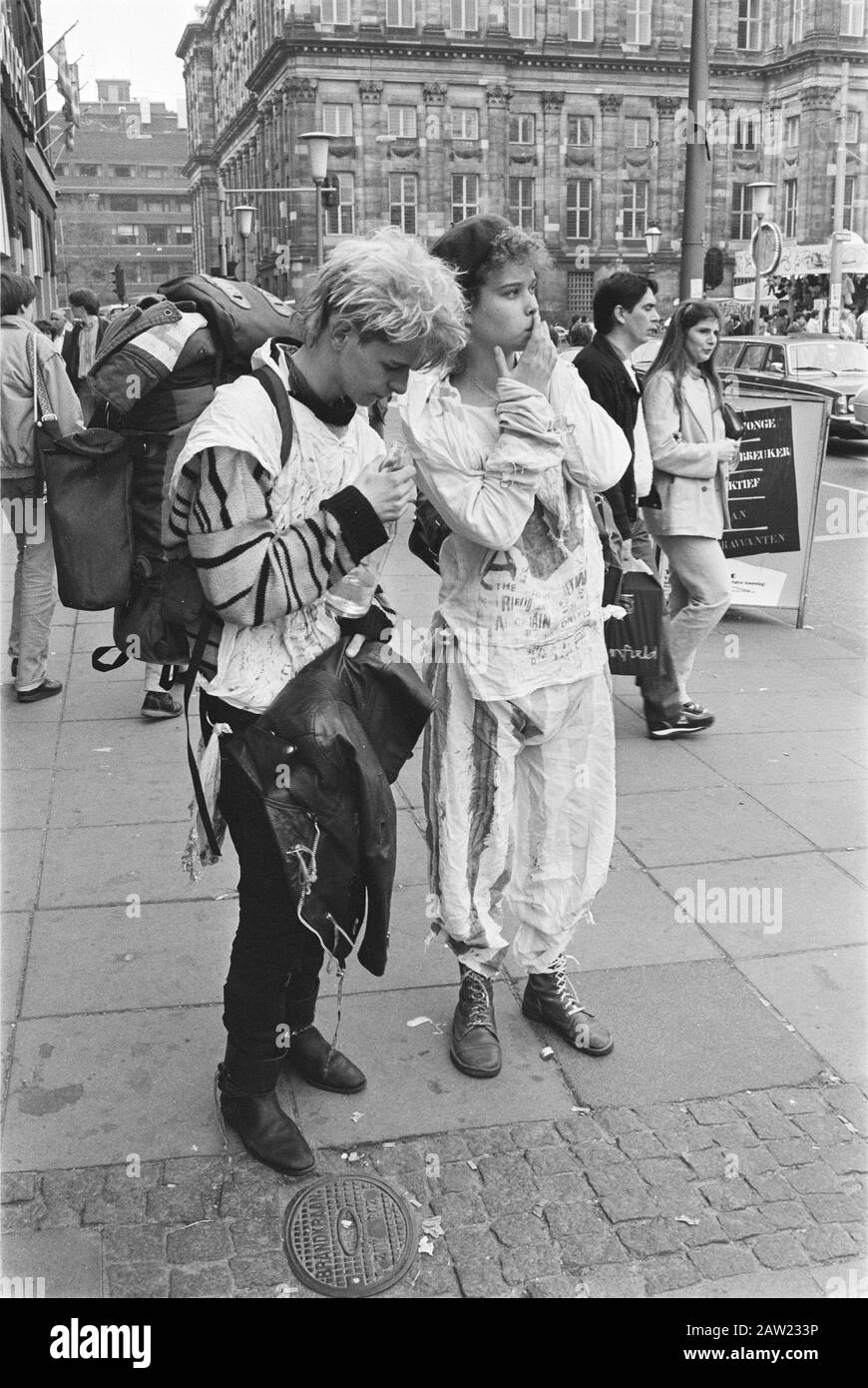 Ostern In Amsterdam; zwei junge britische Rucksacktouristen Datum: 20. April 1984 Ort: Amsterdam, Noord-Holland Schlüsselwörter: Touristen Stockfoto