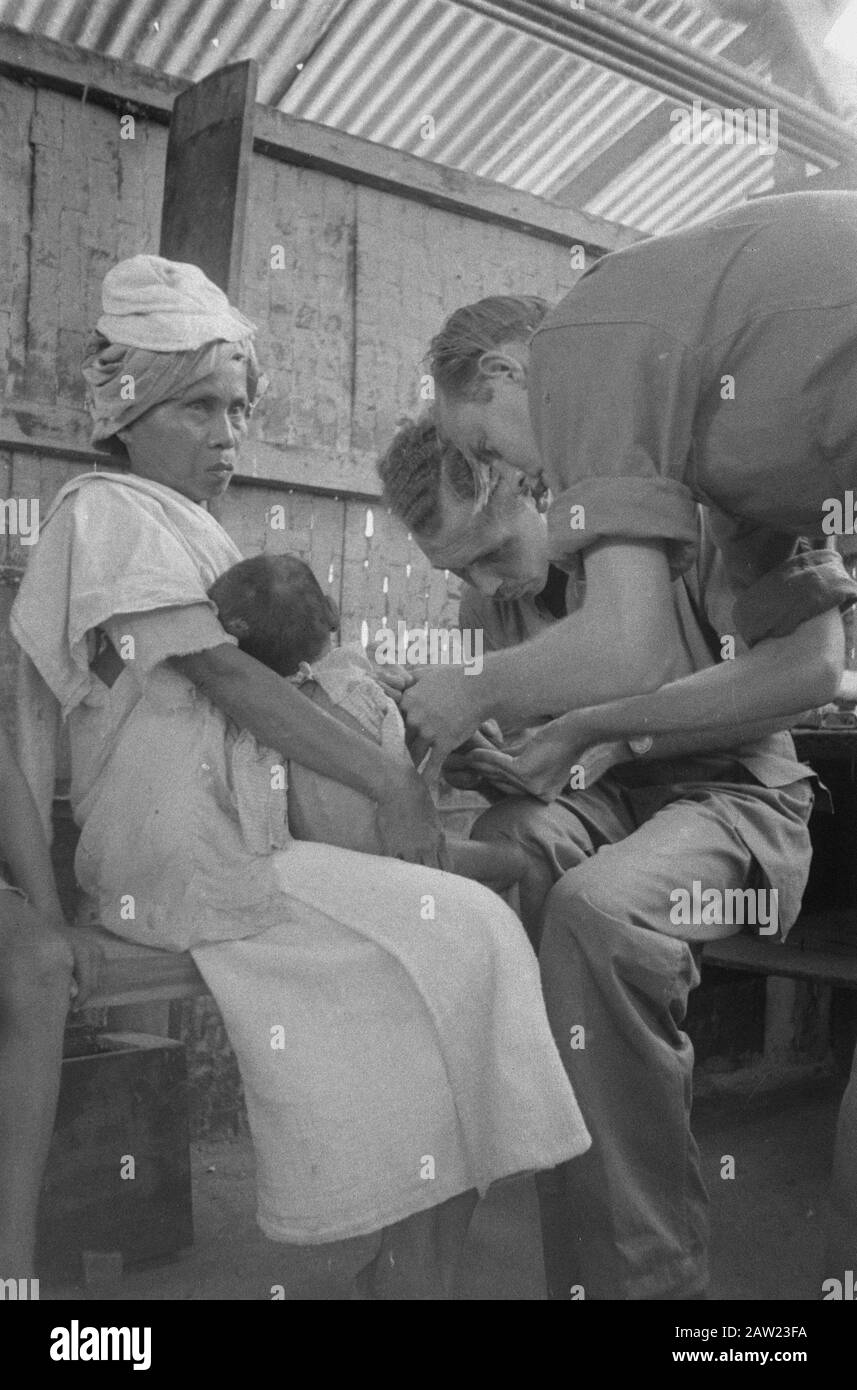 Personoeisches Oemoen und rotes Kruiswerk Padang: Die öffentliche Gesundheit in den befreiten Gebieten findet durch Auslassungen und Unwissenheit während der republikanischen Regierung in einer sehr schweren Krise. Zusammen mit dem niederländischen Roten Kreuz leistet die niederländische Armee dringend benötigte medizinische Hilfe. ----- Dr. Koot vom 2. Bis 14. R.I., um in einem Kampong in Padang zu arbeiten Datum: August 1947 Ort: Indonesien, Java, Niederländische Ostindien, Sumatra Stockfoto