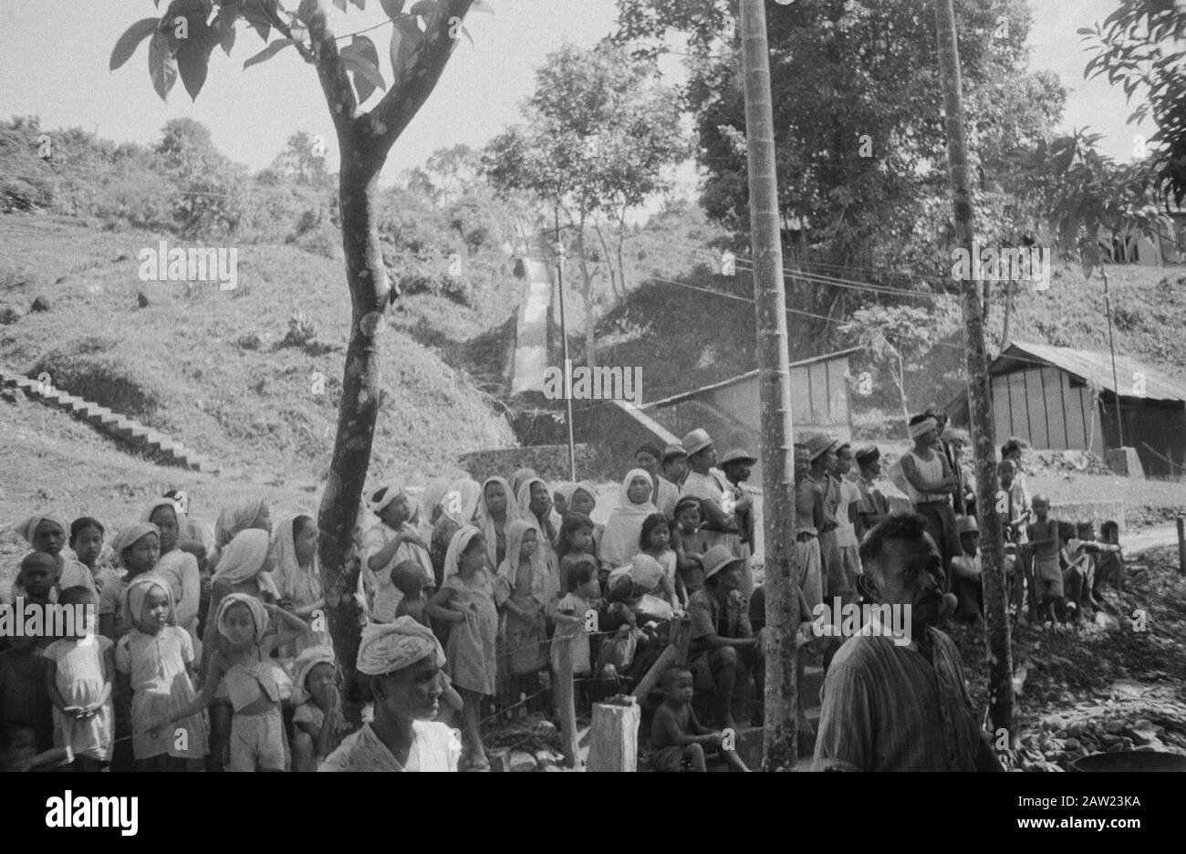 Persatoeisches Oemoen und rotes Kruiswerk Padang: In den befreiten Gebieten, in denen die niederländischen Truppen ihr Lager niederschlugen, fließt die Bevölkerung zusammen und wartet auf die Unterstützung, die die niederländische Armee organisiert hat, um auf die Notlage des Volkes zu reagieren. Kinder in Padang zur Bekleidungsfrage. Datum: August 1947 Ort: Indonesien, Java, Niederländisch-Ostindien, Sumatra Stockfoto