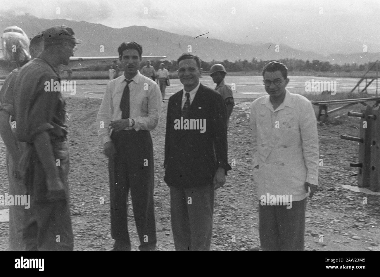 Loeboek Aloeng [Northern Padang] / Besuch der US-Militärmission in Padang / Zwischenstopp Rotkreuz-Flugzeug von Singapur nach Padang/Ds. Steinhart Pasar Oesan Padang. Mit Flugzeugen des Roten Kreuzes, die mit Medikamenten für Djocja beladen waren, kamen in Padang 3 ägyptische Ärzte auf dem Weg nach Fort de Kock auf republikanischem Gebiet an. Datum: 25.Oktober 1947 Ort: Indonesien Niederländische Ostindien Stockfoto