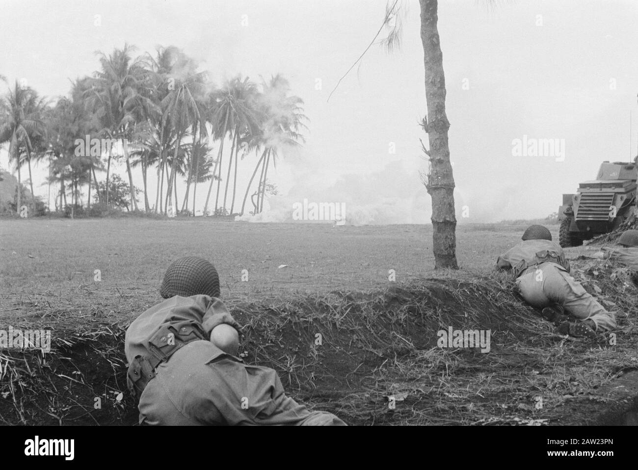Verlegung der 3rd Squadron Armored Cars Praboemoelih nach Muara Enim Padang. Vom 12./15. Juli feierte das 5th Squadron Armored Regiment Hussars of Boreel to Padang sein zweites Jubiläum. Zu den Feierlichkeiten anlässlich dieser Veranstaltungen gehörte unter anderem eine Kundgebung, die über eine Distanz von 30 Meilen gefahren wurde. Bei einer Kampfvorführung auf dem Michel-Platz in Padang. Es wurde ein Rauchschirm verlegt. Die Storm Pioneers warten auf den richtigen Zeitpunkt, um vorzurücken. Datum: 12. Juli 1948 Ort: Indonesien, Niederländische Ostindien, Sumatra Stockfoto