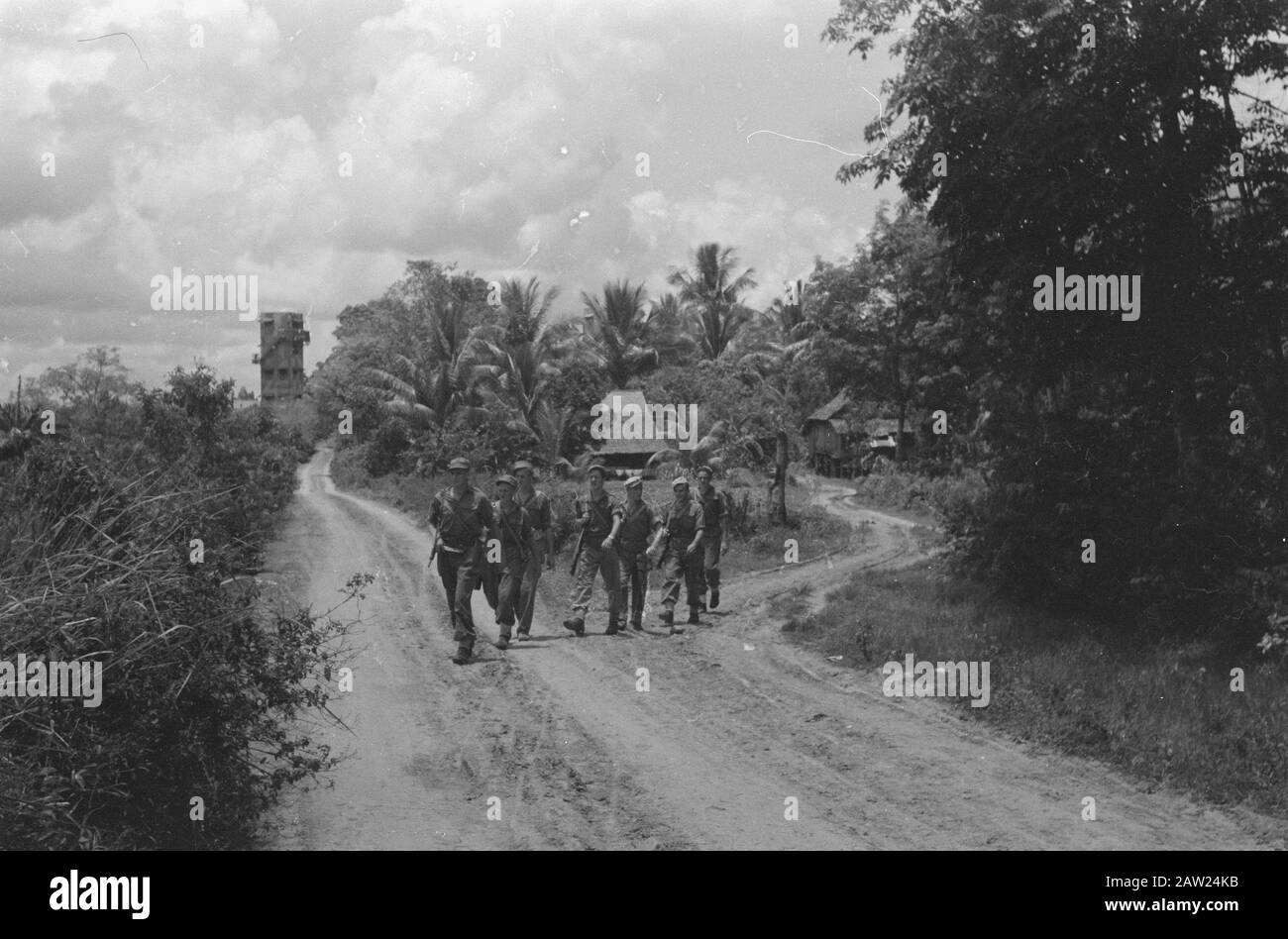 Ehemalige japanische Radarstation in Palembang Palembang: Der Turm einer japanischen Radarstation - ein Leuchtturm inmitten eines grünen Meeres - dient der Unterbringung einer Plattform von 7 RI und übt in dieser Region seine Polizeiaufgaben aus. Eine Patrouille am Nachmittag kehrt zurück... Datum: 23. Oktober 1947 Ort: Indonesien, Niederländische Ostindien, Palembang, Sumatra Stockfoto