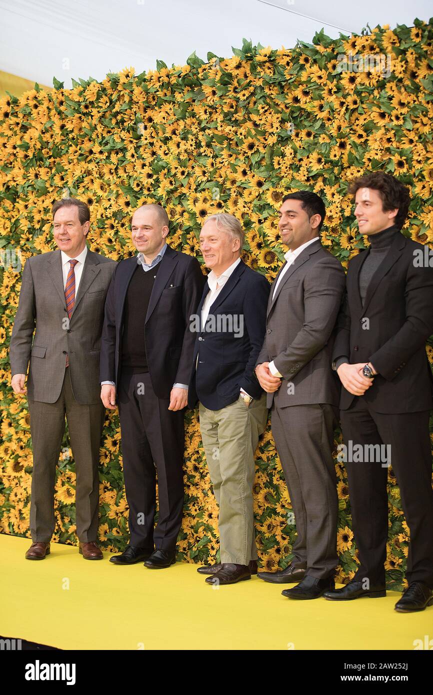 (Von links nach rechts) niederländischer Botschafter in Großbritannien Simon Smits, Geschäftsführer des Van Gogh Museums Adriaan Dönszelmann, Vincent van Goghs Großneffe Willen Van Gogh, Geschäftsführer von Golden Tours Mikesh Palan und Nicolas Renna von proactiv während einer Pressevorschau für das Meet Vincent van Gogh Erlebnis, am oberen Boden im Zentrum Londons. Stockfoto