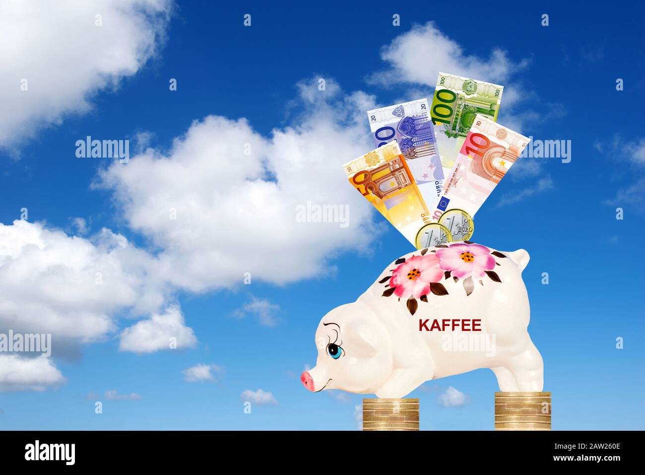 Huckepack vor trübem Himmel auf Euro-Münzen mit Euro-Scheine und -Schriftzug Kaffee, Deutschland Stockfoto