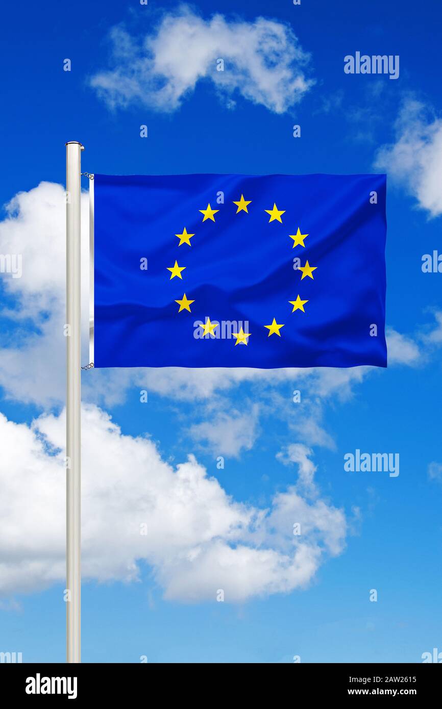 Flagge der EU vor blauem bewölktem Himmel, Europa Stockfoto