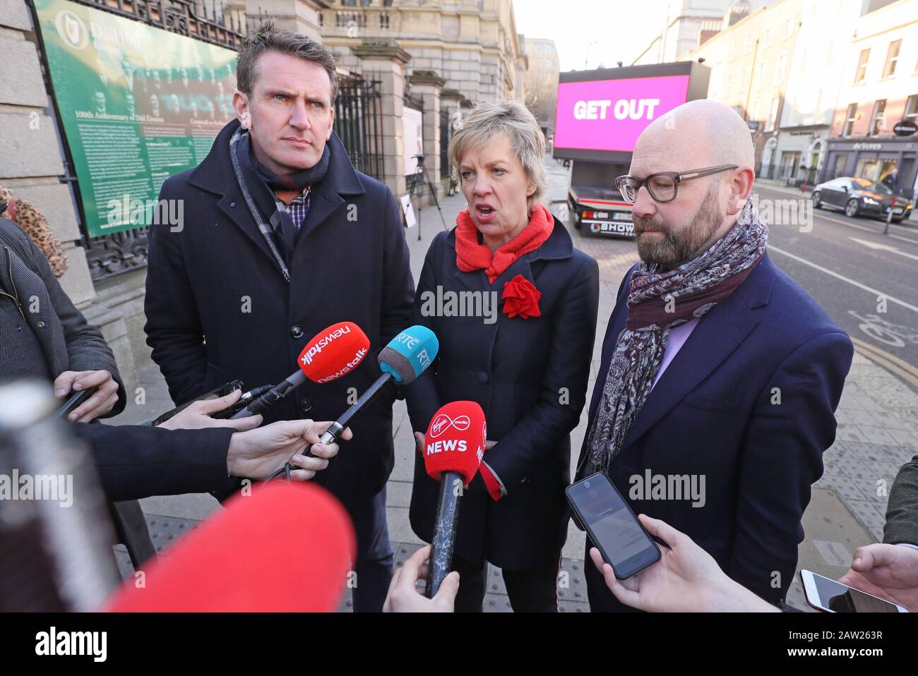 Aodhan O Riordain, Ivana Bacik und Ged Nash sprechen während des Wahlkampfes der irischen Labour-Partei mit den Medien außerhalb von Leinster House, Dublin. Stockfoto