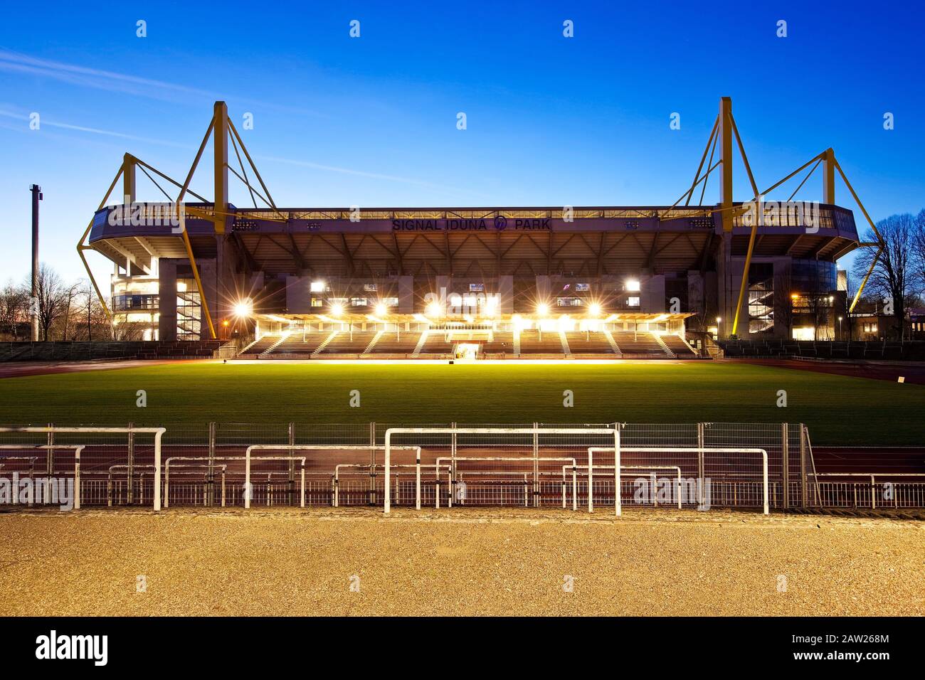 Stadion Rote Erde und Signal Iduna Park Fußballstadion am Abend, Deutschland, Nordrhein-Westfalen, Ruhrgebiet, Dortmund Stockfoto
