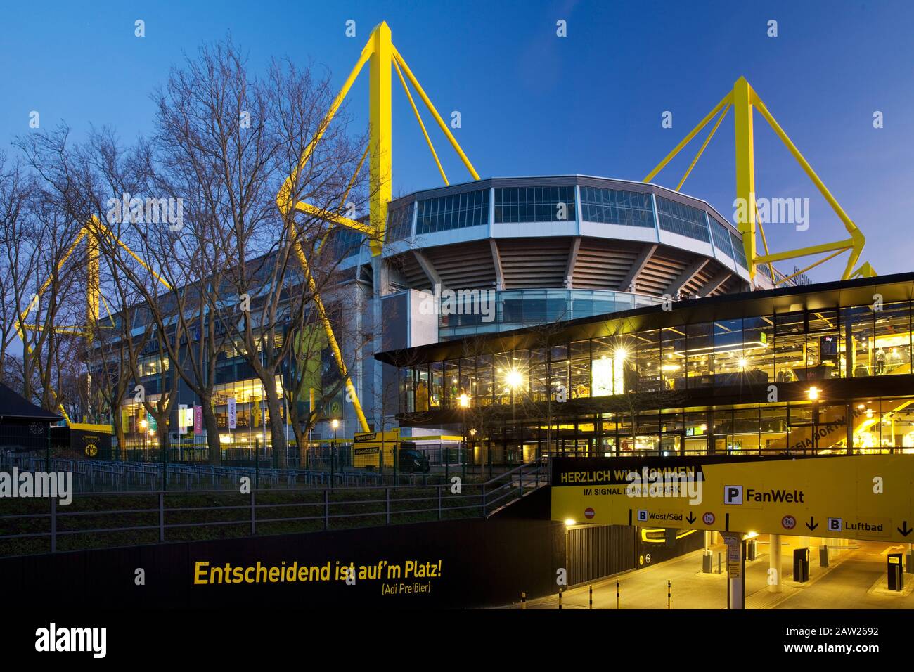 Borussia Dortmund Fanshop und Fußballstadion Signal Iduna Park, Deutschland, Nordrhein-Westfalen, Ruhrgebiet, Dortmund Stockfoto