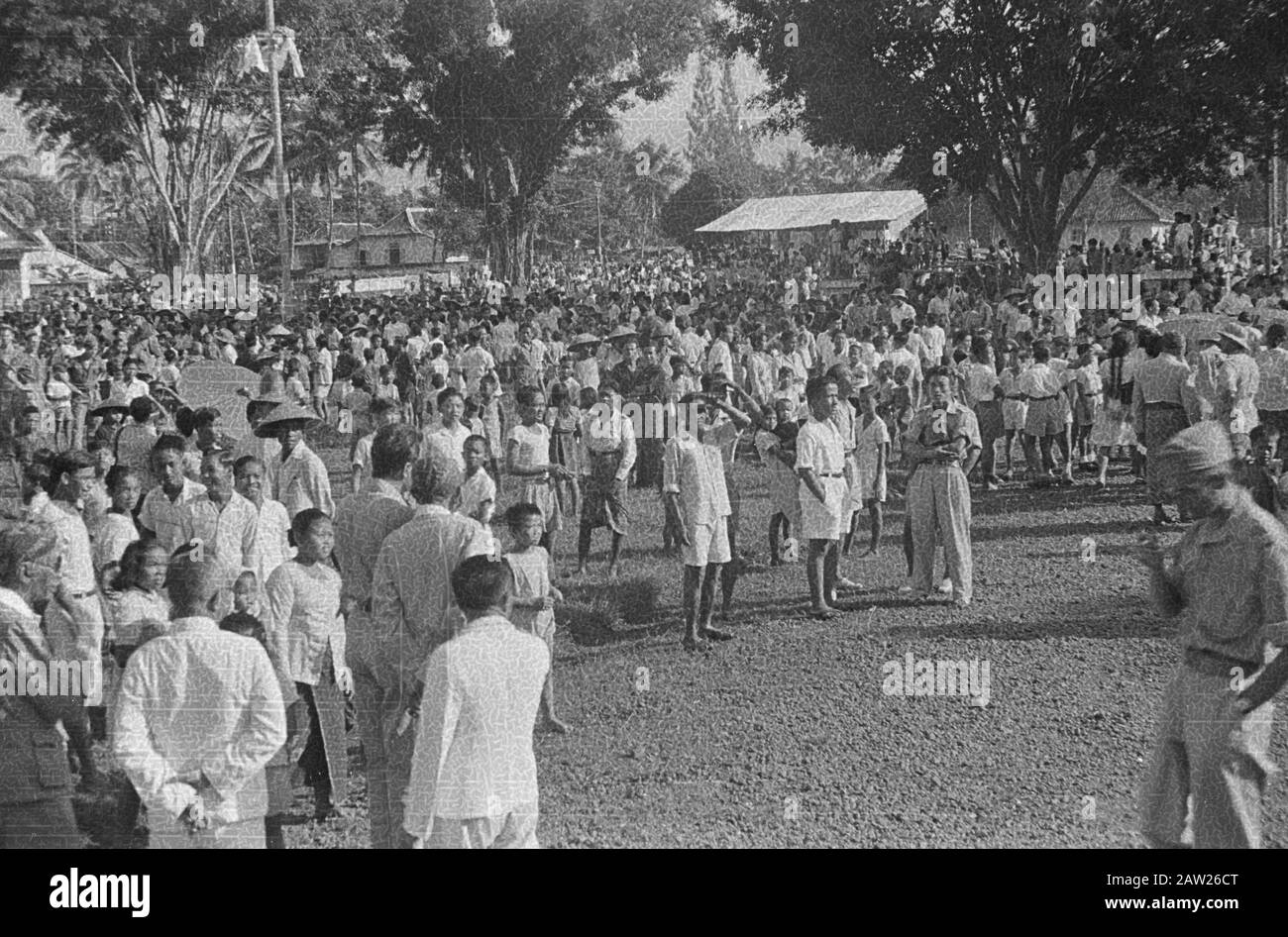 Perron Poerwokerto; hinter der Ankunft eines Zuges, in dem 1-3 R.I. Richtung Semarang auf die Demobilisierung warten. Parade t.g.v. Geburtstag H.K.H. Prinzessin Juliana bei Aloon zu Poerwokerto Beschreibung: Parade t.g.v. Geburtstag H.K.H. Prinzessin Juliana von Aloon zu Poerwokerto Datum: 30. April 1948 Ort: Indonesien, Java, Niederländisch-Ostindien, Purwokerto Stockfoto