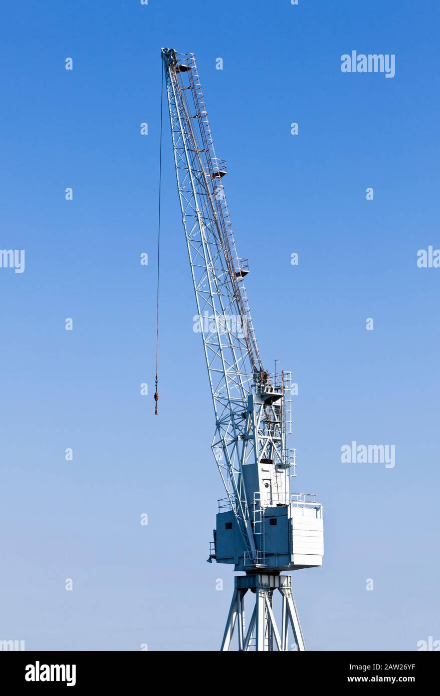 Nahaufnahme eines Industrie-Hafenkrans, der gegen einen blauen Himmel isoliert ist Stockfoto