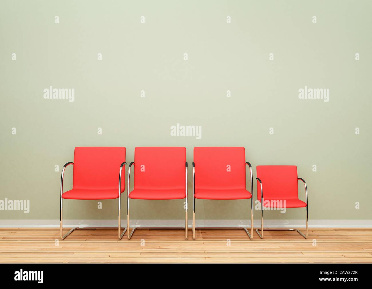 Drei größere Stühle und ein kleinerer Stuhl hintereinander in einem leeren Raum - Differenzkonzept Stockfoto