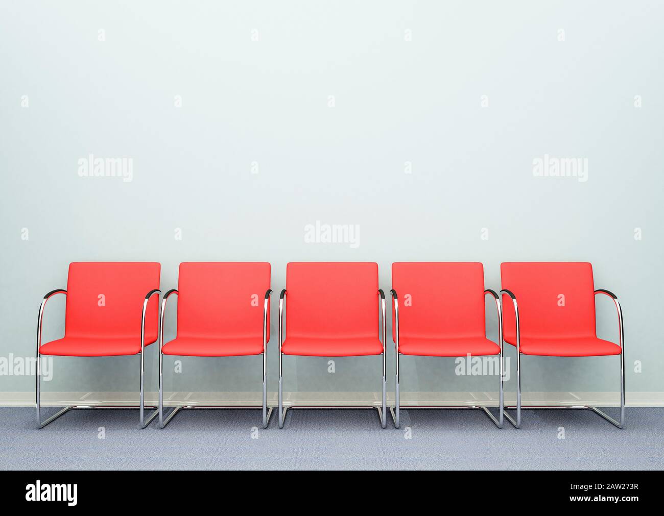Eine Reihe von fünf Warteresseln in einem leeren Raum Stockfoto