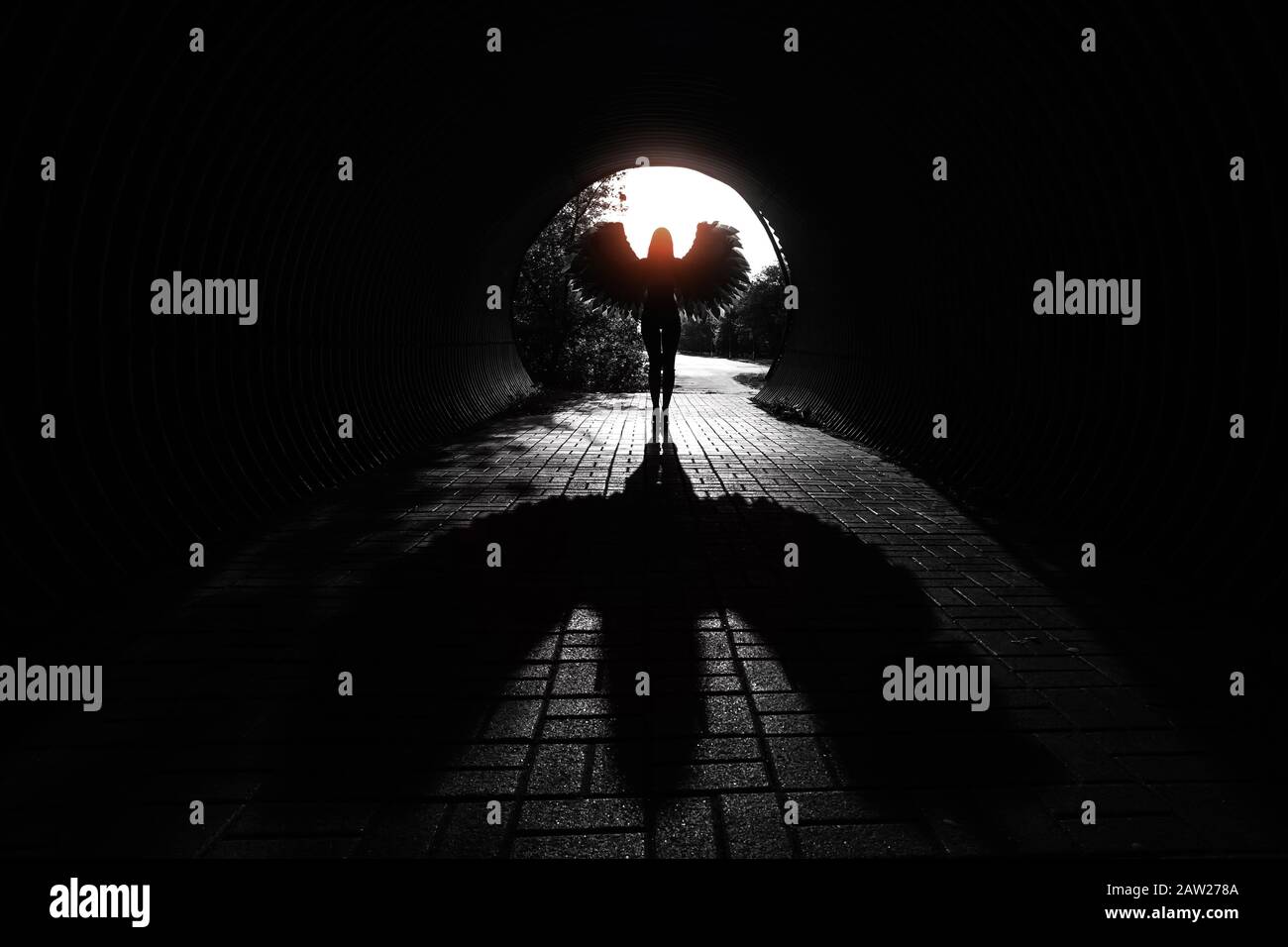 Angel Silhouette mit Schatten im Tunnel. Stockfoto