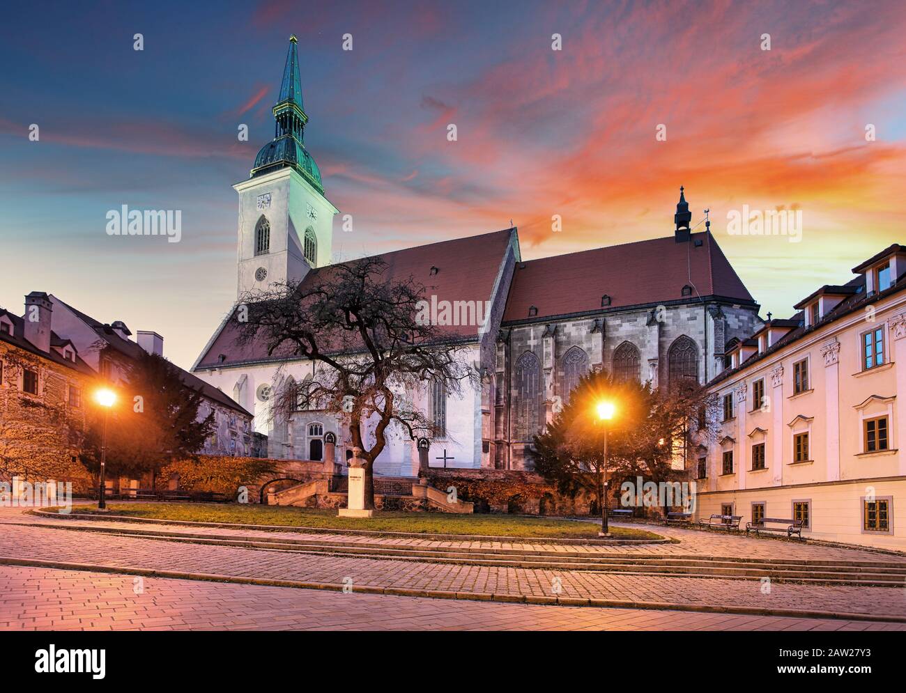 Bratislava - Kathedrale St. Martin bei Sonnenuntergang, Slowakei Stockfoto