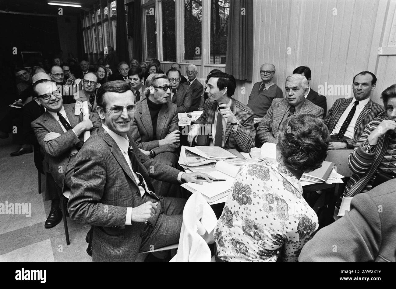 Parteirat DS70 in den Dolder; Nr. 7 Verwoert von De Brauw muss im parlament folgen, Nr. 6 Drees Jr. unter seinem treuen Datum:. 15. März 1975 Ort: Den Dolder Schlüsselwörter: Partei Räte Institution Name: DS'70 Stockfoto
