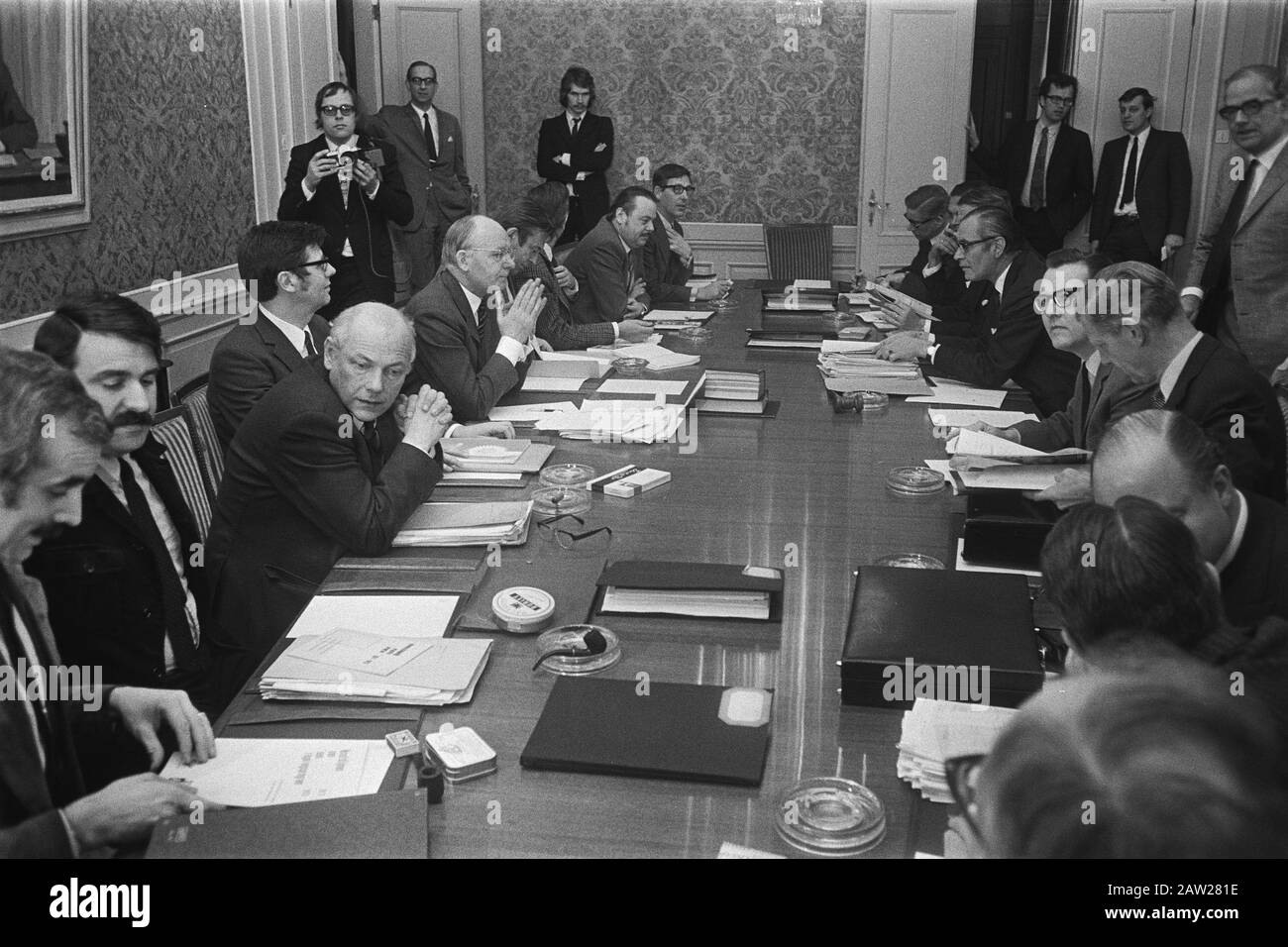Im Parlament diskutieren die religiösen Parteien auf den linken Parteien rund um den Tisch Datum: 11. März 1971 Ort: Den Haag, Südholland Schlüsselwörter: MPs Institution Name: Unterhaus : Unbekannt / Anefo Urheberrechtsinhaber: National Archives Materialtyp: Negative (schwarz/weiß) Archivnummer: Siehe Zugang 2.24.01.05 Stockfoto