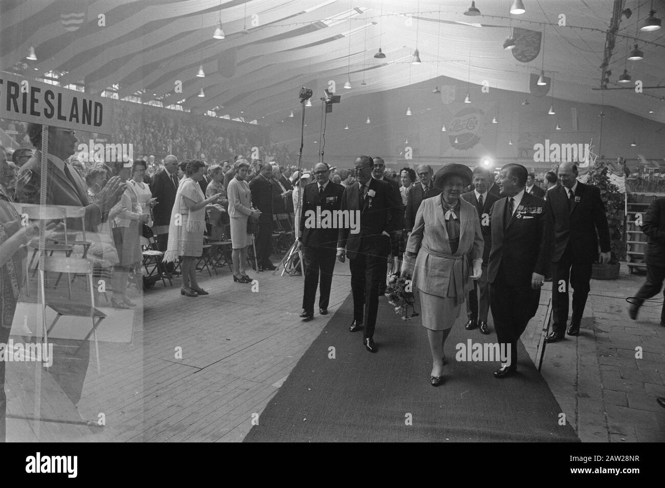 Königin Juliana und Prinz Bernhard nehmen am Jubiläumskongress der niederländischen Bundeskriegsopfer Königin Juliana Datum: 2. Mai 1970 Schlüsselwörter: Lustrums Personenname: Bernhard, Fürst, Juliana, Königin: Unbekannt / Anefo Urheberrechtsinhaber: Nationalarchiv Materialtyp: Negative (schwarz/weiß) Archivnummer: Siehe Zugang 2.24.01.05 Stockfoto