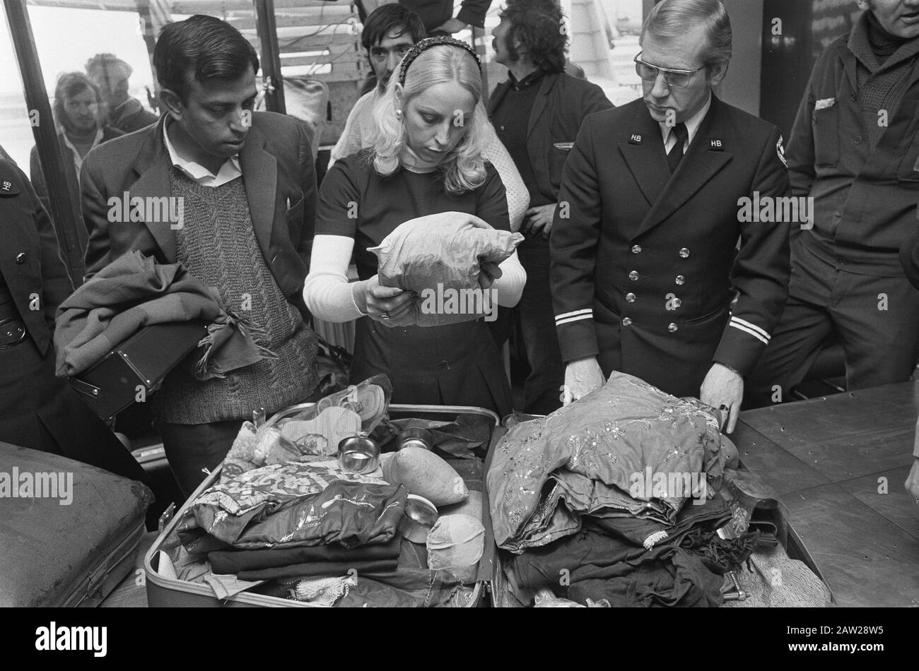 Ein Araber, der das englische Flugzeug auf Schiphol entführte, landete und feuerte Passagiere ab, die Gepäck suchten Datum: 4. März 1974 Ort: Nordholland, Schiphol Schlüsselwörter: Gepäck, Feuer, Überholungen, Passagiere, Flugzeug Stockfoto