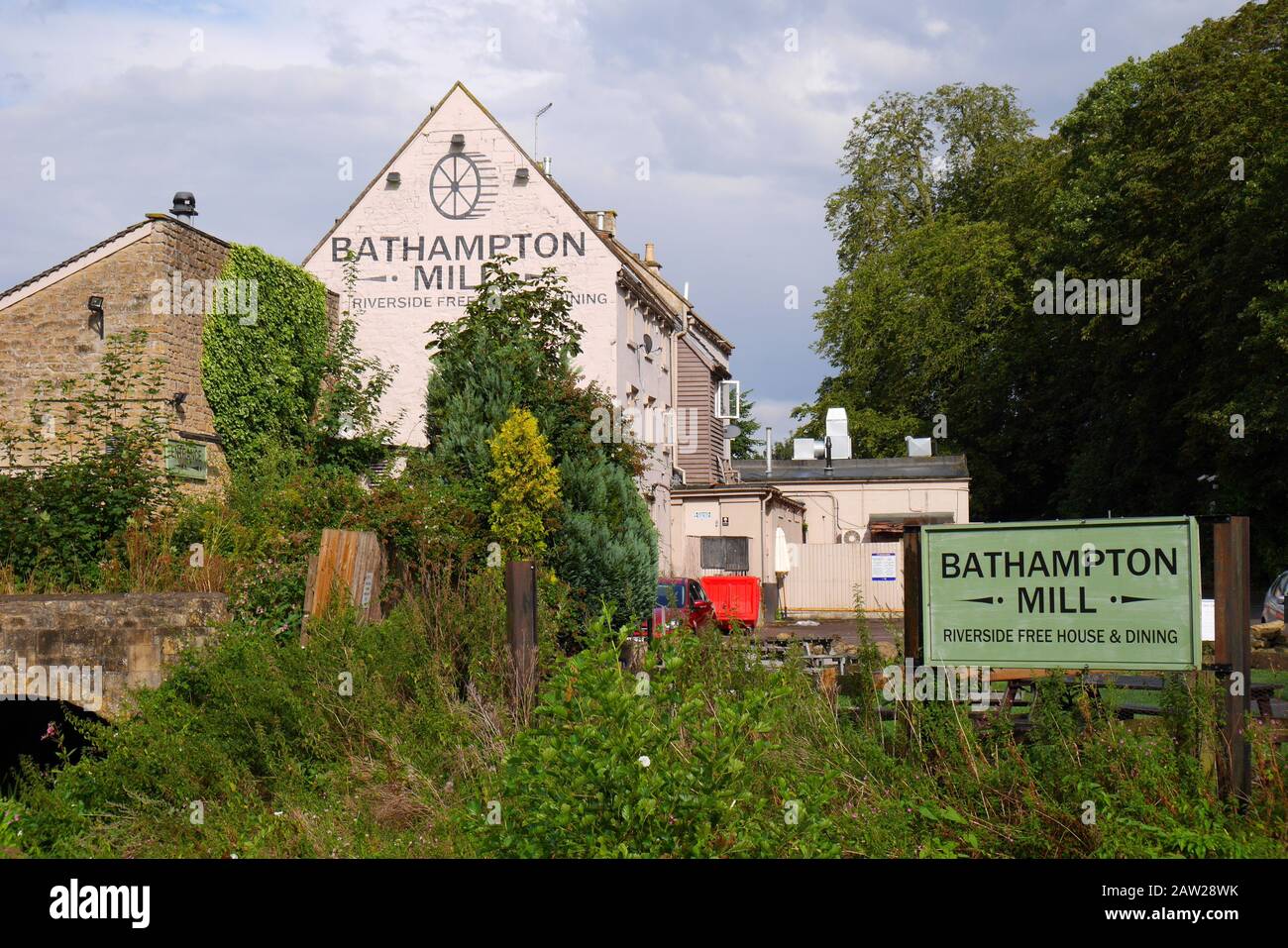 Bathampton Mill, Gastropub und Restaurant, am Ufer des Flusses Avon, in der Nähe von Bath, Avon, England, Großbritannien Stockfoto