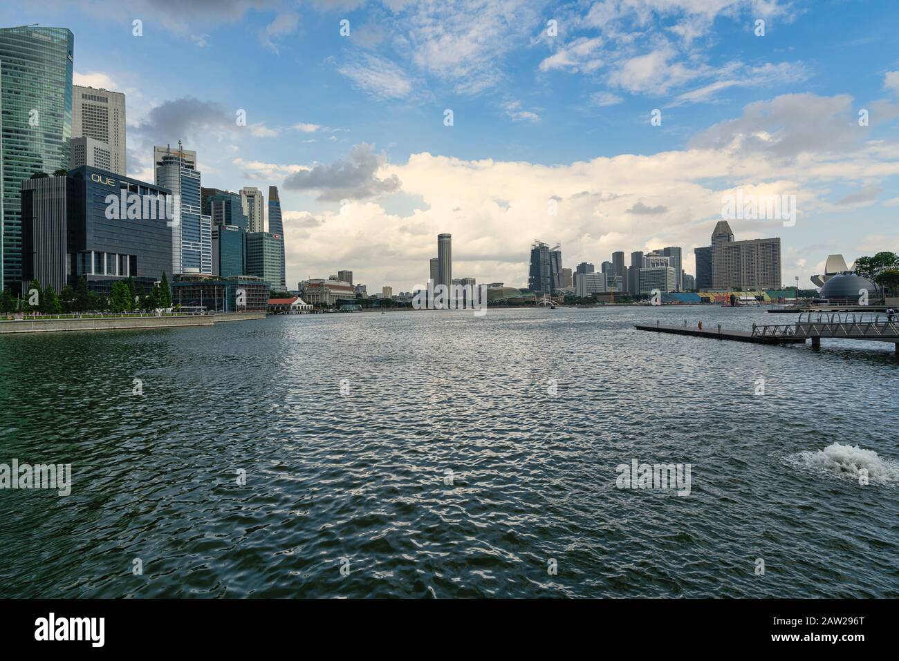 Singapur, Januar 2020. Der Panoramablick auf die Wolkenkratzer der Stadt von der Marina Bay Stockfoto