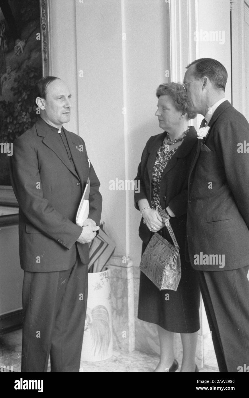 Pater Pire von Königshaus Anmerkung: Der belgische Pater Dominique Pire gewann 1958 den Friedensnobelpreis: 21. März 1961 Ort: Soestdijk Schlüsselwörter: Klerus, Königinnen Personenname: Bernhard (Fürst Niederlande), Juliana (Königin Niederlande), Pire, Domonique Georges Henri Stockfoto