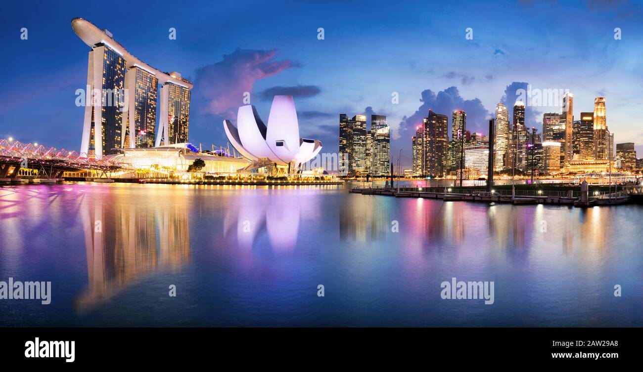 Singapur Skyline Sonnenuntergang bei Business District, Marina Bay Stockfoto