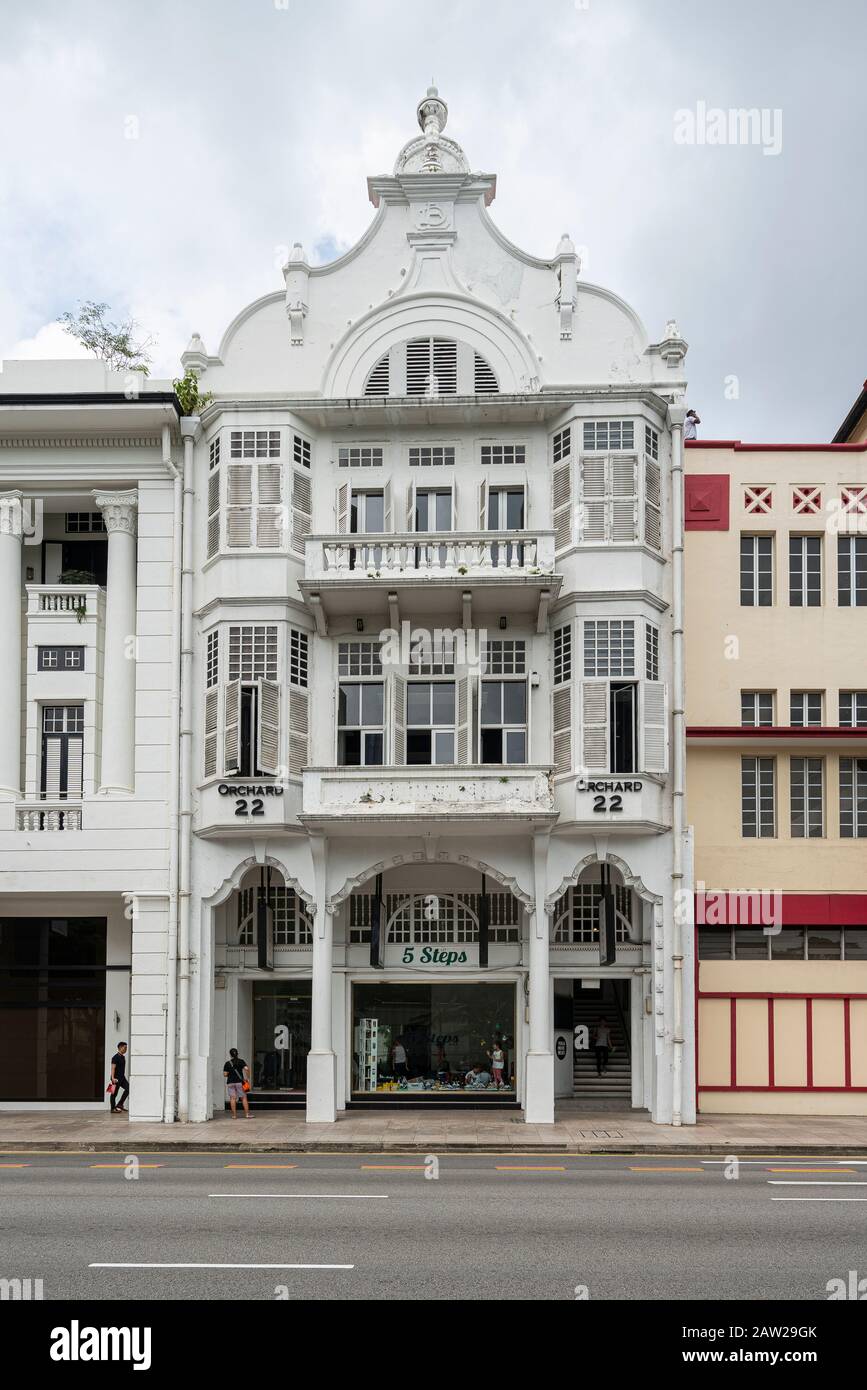 Singapur. Januar 2020. Ein klassisches Gebäude im Kolonialstil in der Innenstadt Stockfoto