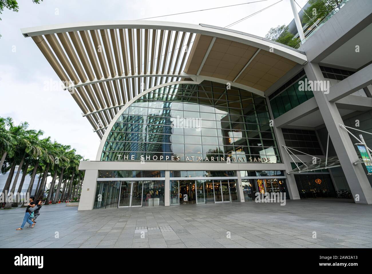 Singapur. Januar 2020. Der Eingang der Shoppes im Marina Bay Sands Gebäude Stockfoto