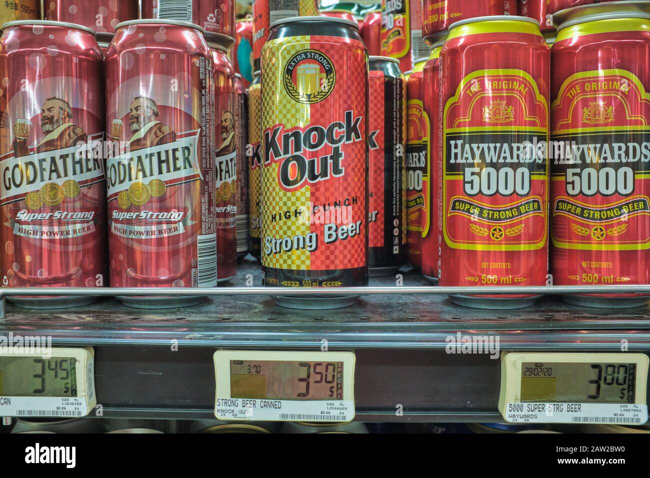 Marken von indischem Starkbier in einem Supermarkt in Singapur: Der promiscitiv genannte "Knock Out (High Punch)", und Haywards 5000 und Godfather Stockfoto