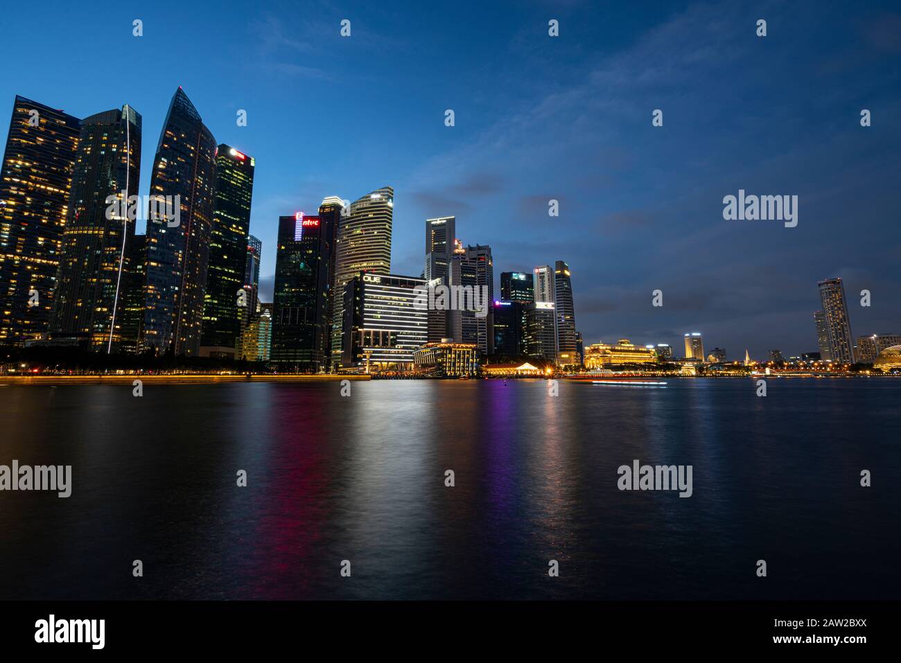 Singapur. Januar 2020. Die Wolkenkratzer in der Marina Bay bei Sonnenuntergang Stockfoto