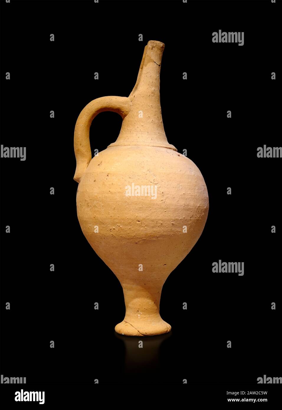 Minoischer Terracotta-Schnabel sprießt Libationsbecher, Poros-Heraklion 1600-1450 v. Chr.; Archäologisches Museum Heraklion, schwarzer Hintergrund. Stockfoto