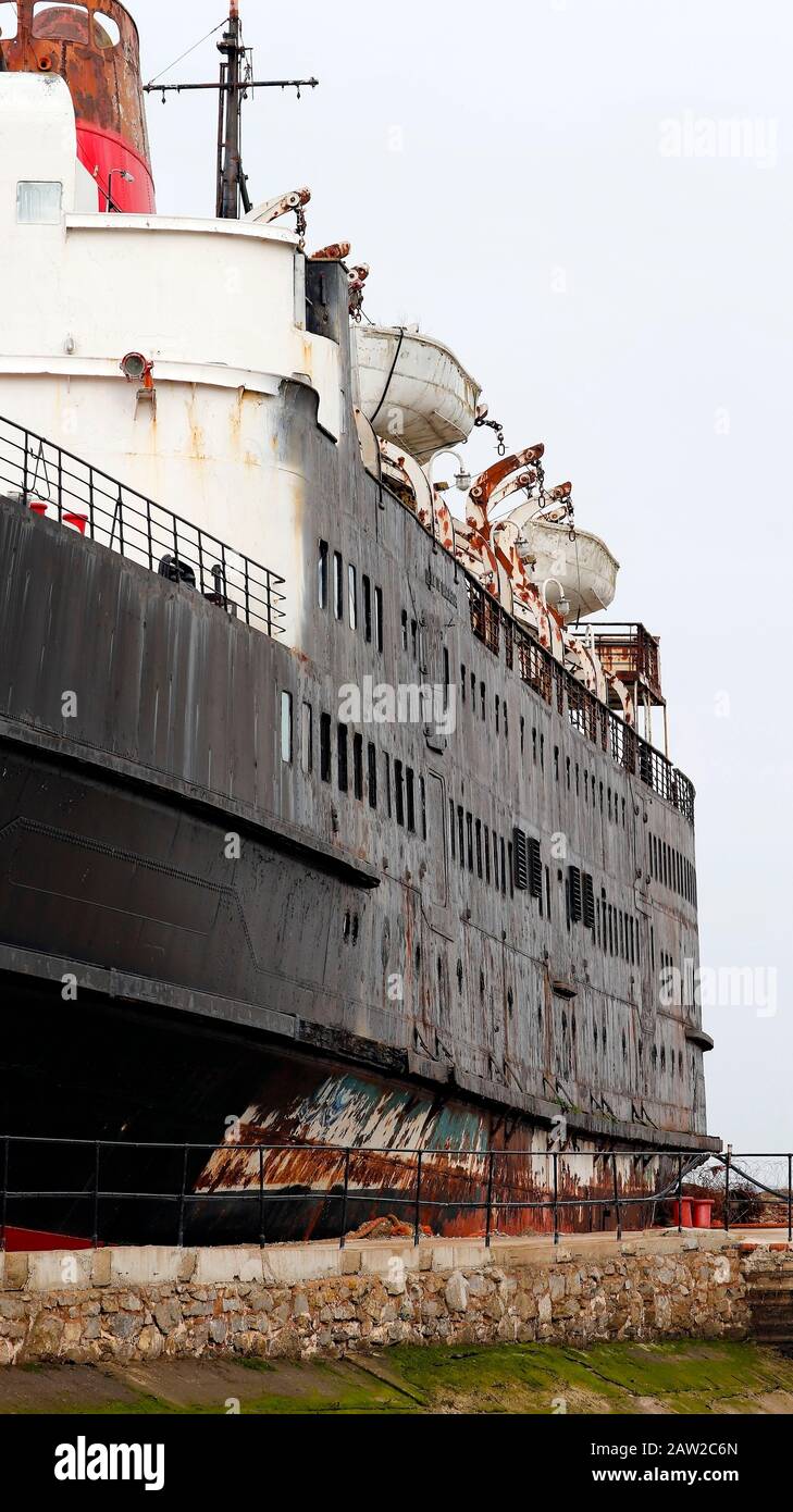 Blick auf den Hafen des Dukes of Lancaster, der nun dauerhaft im Trockendock als Mostyn Fun Schiff gegraben wurde. In Flintshire, Nordwales. Stockfoto