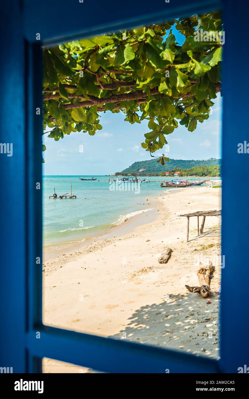 Thong Krut Strand mit thailändischen Fischerbooten durch Fenster, Koh Samui, Thailand Stockfoto