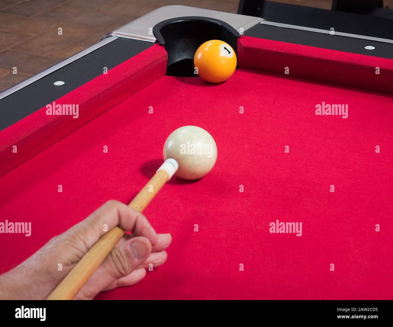 Eine Partie American Billiard wird auf einem Billardtisch für zwei Personen gespielt Stockfoto