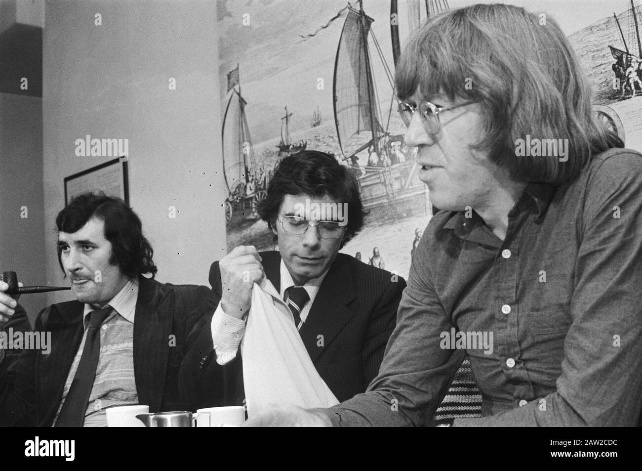 Pressekonferenz Ex-CIA-Agent Philip Agee im Zusammenhang mit der Ausweisung aus den Niederlanden; Rechtsberater WJ van Bennekom, Nr. 24A Mr. Van Bennekom / Datum:... Dezember 1977 Schlüsselwörter: Pressekonferenzen, Ratgeber Personenname: Bennekom, WJ of Stockfoto