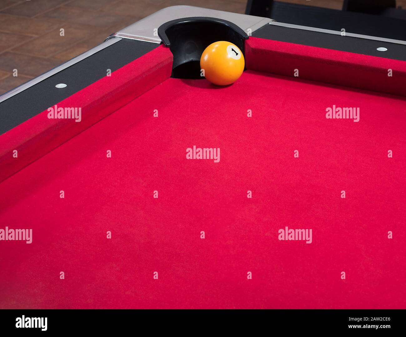 Eine Partie American Billiard wird auf einem Billardtisch für zwei Personen gespielt Stockfoto