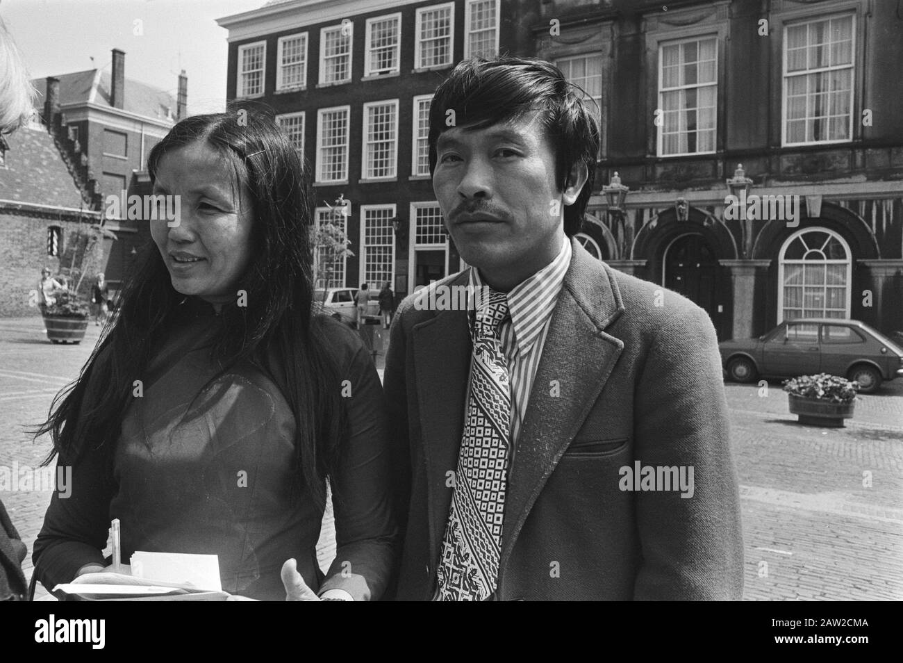 Pressekonferenz des parlaments, das aus Vietnam geflohen ist, Nguyen Cong Hoan; Nguyen Cong Hoan mit Dolmetscherin Mrs. Fung im Courtyard Datum: 7. Juni 1978 Ort: Innenhof, den Haag, Südholland Schlüsselwörter: Pressekonferenzen, Dolmetscher Stockfoto